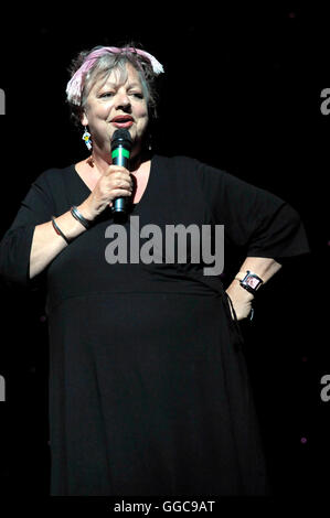 Britischer Komiker, die, dem Jo Brand "Neue Act des Jahres", beherbergt, und kommenden Komödianten im Hackney Empire, East London. Stockfoto