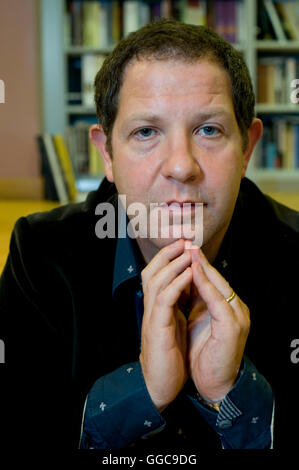 Porträt von politischer Kommentator und ehemaliger Herausgeber der neue Staatsmann John Kampner, sprechen in London Bericht der Bücher Buchhandlung in Bury Place, London, Stockfoto