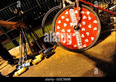 Bike Polo in Newington Park auf Harper Straße, direkt an der Newington Damm in der Nähe von Elephant &amp; Castle. 1. April 2009. Stockfoto