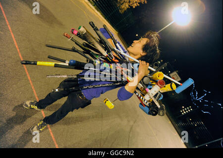 Bike Polo in Newington Park auf Harper Straße, direkt an der Newington Damm in der Nähe von Elephant &amp; Castle. 1. April 2009. Stockfoto