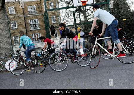 Bike Polo in Newington Park auf Harper Straße, direkt an der Newington Damm in der Nähe von Elephant &amp; Castle. 1. April 2009. Stockfoto