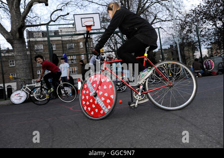 Bike Polo in Newington Park auf Harper Straße, direkt an der Newington Damm in der Nähe von Elephant &amp; Castle. 1. April 2009. Stockfoto