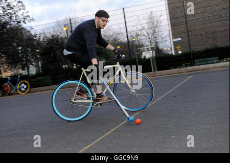 Bike Polo in Newington Park auf Harper Straße, direkt an der Newington Damm in der Nähe von Elephant &amp; Castle. 1. April 2009. Stockfoto