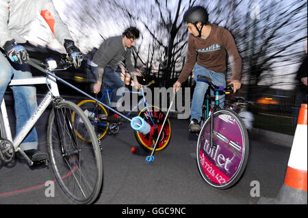 Bike Polo in Newington Park auf Harper Straße, direkt an der Newington Damm in der Nähe von Elephant &amp; Castle. 1. April 2009. Stockfoto