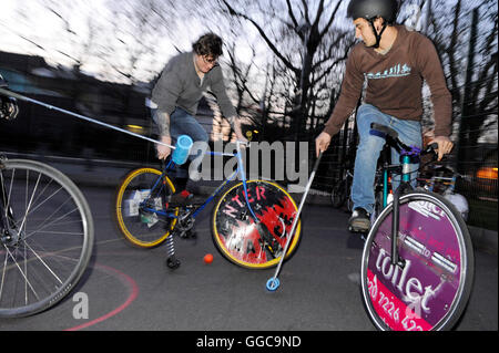 Bike Polo in Newington Park auf Harper Straße, direkt an der Newington Damm in der Nähe von Elephant &amp; Castle. 1. April 2009. Stockfoto