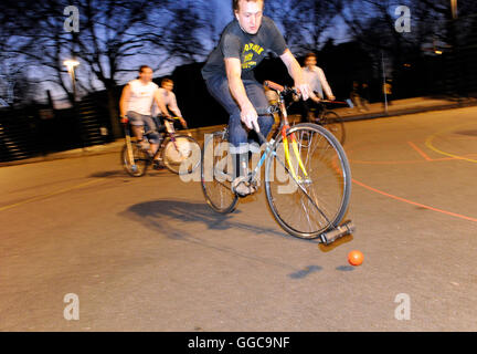 Bike Polo in Newington Park auf Harper Straße, direkt an der Newington Damm in der Nähe von Elephant &amp; Castle. 1. April 2009. Stockfoto