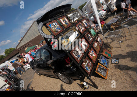 -Atmosphäre - Vauxhall Kunst Auto BOOT Messe 2009 Sonntag 14. Juni 12-6 Uhr 146 Brick Lane E1 die angesagteste Auto starten Verkauf Youre wahrscheinlich stoßen in eine ganze Weile THE INDEPENDENT.  Jetzt in seiner fünften FRIVOL Jahr der Kunstmesse Auto Boot bis zu sein Sommer 2009 s ultimative Recessionista Event, vollgepackt mit coole Kunst, Mode und fantastische Unterhaltung Getriebe ist, kann wirklich jeder an dem Spaß teilhaben! Kreditklemme chic mit Schnäppchen randvoll aus jedem Kofferraum plus das beste Essen, das Sie jemals in einem Parkhaus finden leicht gemacht. Überall. Auch hing Stockfoto