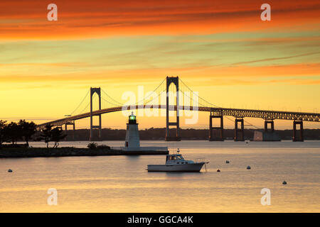 Geographie/Reisen, USA, Rhode Island, Newport, New Harbour Light (1824), und die Claiborne Pell Newport Bridge bei Sonnenuntergang, Newport, Rhode Island, USA, Additional-Rights - Clearance-Info - Not-Available Stockfoto