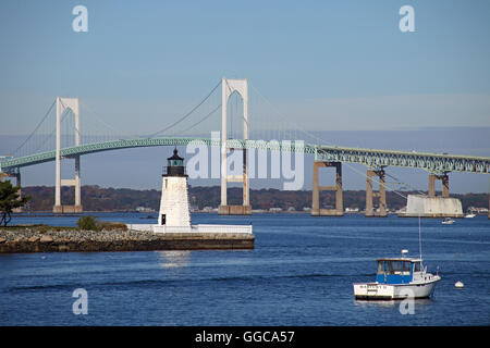 Geographie/Reisen, USA, Rhode Island, Newport, New Harbour Light (1824), und die Claiborne Pell Newport Bridge, Additional-Rights - Clearance-Info - Not-Available Stockfoto