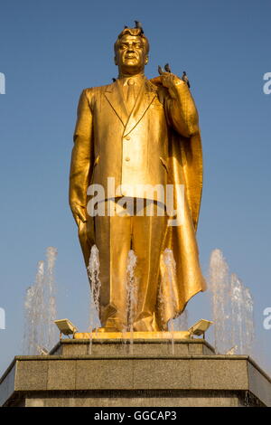 Geographie/Reisen, Turkmenistan Aschgabat, Independence Monument, Statue von Präsident Saparmurat Nijasow, Additional-Rights - Clearance-Info - Not-Available Stockfoto