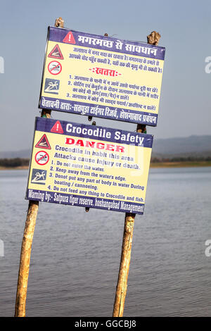 Ein Warnschild Krokodil Sicherheit, in Hindi und Englisch, Warnung Besucher Tawa Reservoir, Satpura N.P., Indien Stockfoto