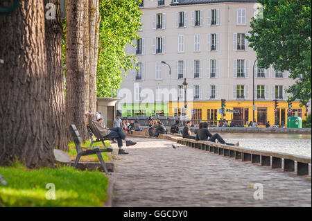 Paris Canal Saint Martin, entspannen Sie sich an einem Frühlingsabend am Ufer des Canal Saint-Martin im Zentrum von Paris, Frankreich. Stockfoto