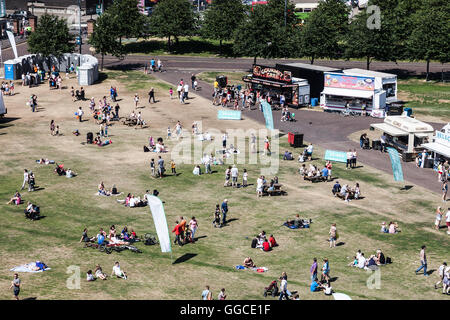 Einen erhöhten Blick auf Familien und Gruppen von Freunden, die Sonne auf Glasgow Green während der Glasgow Show zu genießen. Stockfoto