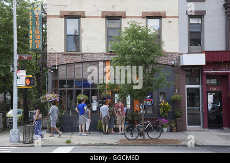 Personen außerhalb der Steinhof-Cafe an der 7th Avenue in Park Slope, Brooklyn, NY. Stockfoto