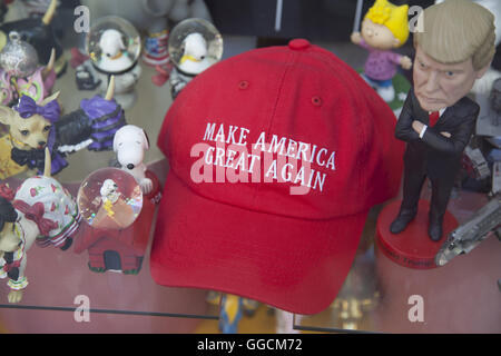 Karikatur von Donald Trump mit seinem berühmten roten Hut in einem Souvenirladen in New York City. Stockfoto
