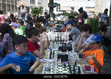 Kinder lernen und spielen Schach im täglich spezielle Schach (Camp) im Bryant Park in Midtown Manhattan, NYC. Stockfoto