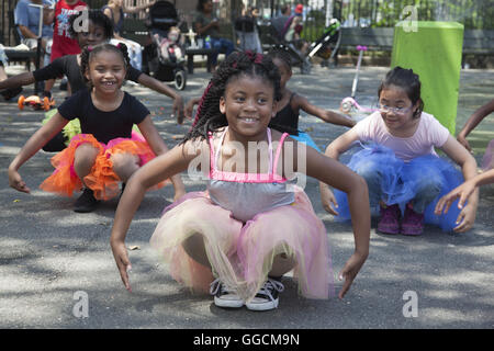 Junge Tänzerinnen und Tänzer von Cynthia King Dance führen Sie auf einem Spielplatz Nachbarschaft in Brooklyn, New York. Stockfoto