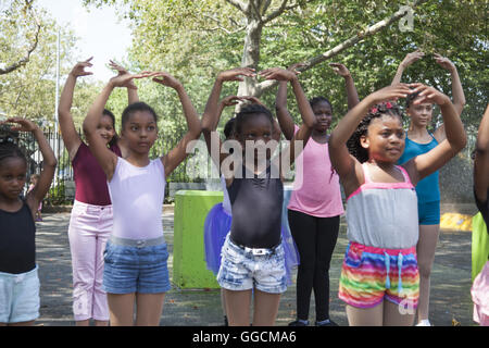 Junge Tänzerinnen und Tänzer von Cynthia King Dance führen Sie auf einem Spielplatz Nachbarschaft in Brooklyn, New York. Stockfoto