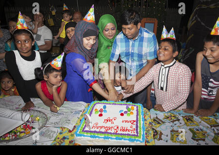 Bangladesch-Familie und Freunde feiern den Geburtstag von ihren 3 jährigen Jungen in der Nacht in ihrem Hinterhof in Brooklyn, New York. Stockfoto