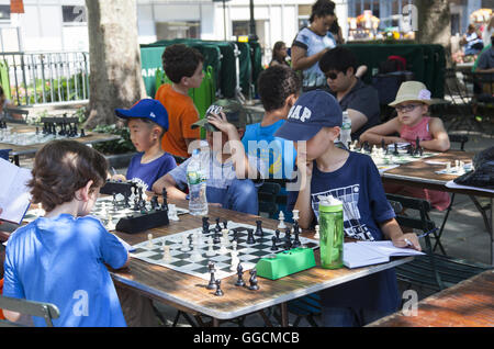 Kinder lernen und spielen Schach im täglich spezielle Schach (Camp) im Bryant Park in Midtown Manhattan, NYC. Stockfoto