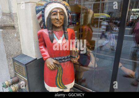 Zigarre speichern indische steht vor Nat Shermans "Trafik der Welt" auf der 42nd Street in Manhattan, NYC. Stockfoto