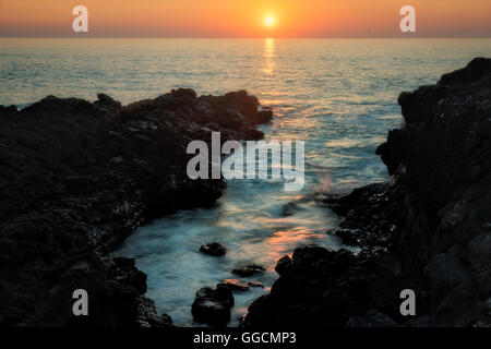 Sonnenuntergang an der kleinen Bucht in der Nähe von Hapuna Beach, Hawaiis Big Island. Die große Insel Stockfoto