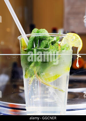 Prague Charles Square Tag italienisches Essen frische Kokosnuss mit Strohhalm trinken erfrischende Kokosmilch Stockfoto