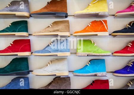 Vielfalt der bunten Antilope Leder Schuhe im shop Stockfoto