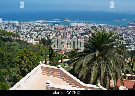 Israel: Panoramablick auf Haifa und die Bahai-Gärten mit dem Mausoleum des Bab, ein Teil der Bahai-Weltzentrum Gebäude Stockfoto