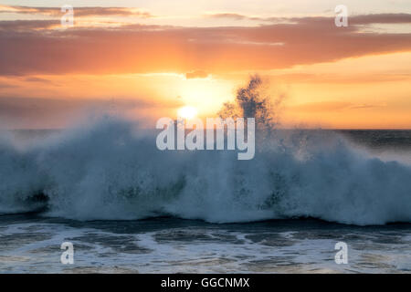 Sonnenuntergang und Wellen am Hapuna Beach. Hawaiis Big Island Stockfoto