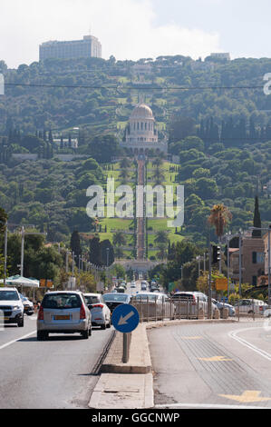 Israel: Panoramablick auf Haifa und die Bahai-Gärten mit dem Mausoleum des Bab, ein Teil der Bahai-Weltzentrum Gebäude Stockfoto