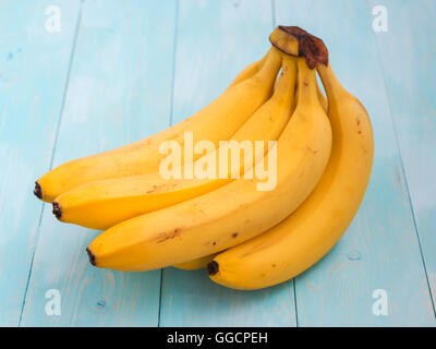 Bananen auf blauen Holztisch Stockfoto