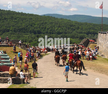 Ticonderoga, New York, USA. 24. Juli 2016. Innen Fort Ticonderoga. Re Enacters marschieren auf Feld Stockfoto