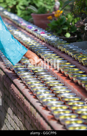 Schalen mit Safran Wasser und Blumen im Boudhadhnath Tempel in Kathmandu, Nepal Stockfoto