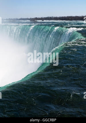 Unmengen an Wasser stürzen über den Rand der Hufeisenfälle. Stockfoto