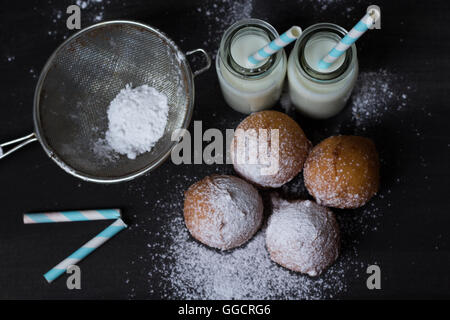 Gelee-Donuts und zwei Flaschen Milch Stockfoto