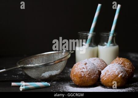 Gelee-Donuts und zwei Flaschen Milch Stockfoto