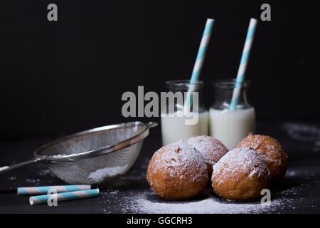 Gelee-Donuts und zwei Flaschen Milch Stockfoto