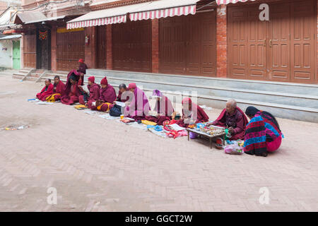 Buddhistische Mönche in einer Straße in der Nähe von Boudhanath Stupa in den frühen Morgenstunden, Kathmandu, Nepal Stockfoto