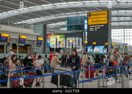 Heathrow Flughafen Check-in terminal 5 Abfahrten Stockfoto