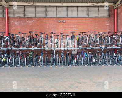 Zwei Ebene Fahrradparkplatz, London, England Stockfoto