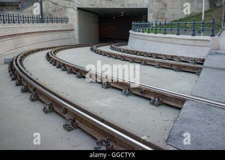 Straßenbahnschienen geschwungene eine Ecke in einen Tunnel unter der Kettenbrücke in Budapest. Stockfoto