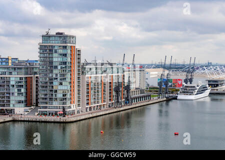 Die Emirates Airline-Seilbahn in London bietet einen herrlichen Blick auf den Docklands von London. Stockfoto