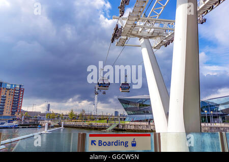 Die Emirates Airline-Seilbahn in London. Die Themse Überfahrt verbindet North Greenwich mit den Royal Docks. Stockfoto