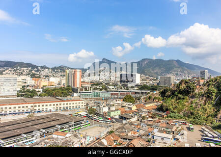 Brasilien, Rio De Janeiro, Fahrt mit der Seilbahn in Rio De Janeiro (Estação Gamboa) mit Blick auf den Busbahnhof Stockfoto