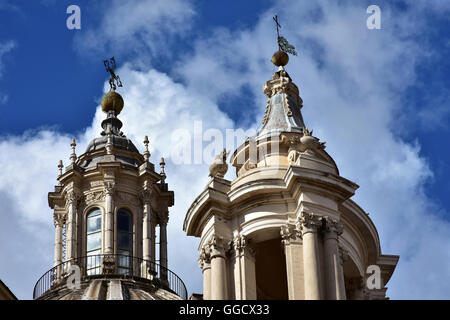 Türme und Zinnen der Barockkirche St. Agnes in Rom, erbaut im 17. Jahrhundert Stockfoto