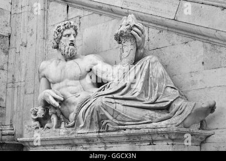 Fluss Tiber Gott monumentale Statue mit Romulus und Remus im Kapitolinischen Hügel Square, Rom (s/w) Stockfoto