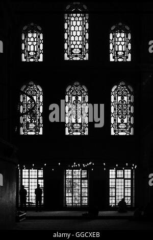 Kirchenfenster von innen von der Blauen Moschee in Istanbul gesehen Stockfoto