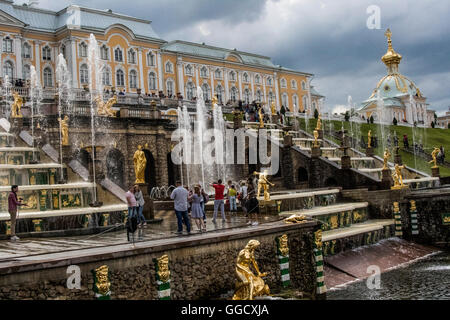 Die große Kaskade im Peterhof Palast nahe St. Petersburg, Russland Stockfoto