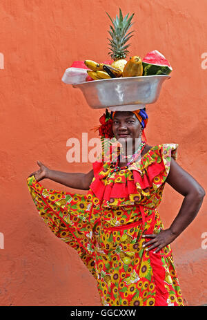 Palenquera Frau verkaufen Obst in Cartagena, Kolumbien Stockfoto